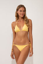 Laden Sie das Bild in den Galerie-Viewer, Model Front: Wednesday In Hawaii By Rio De Sol Set Set Lilikoi Kauai Kaleia