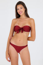 Laden Sie das Bild in den Galerie-Viewer, Model Front: Rio De Sol Set Set Shimmer-Divino Bandeau-Knot Nice-Fio