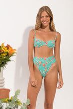 Laden Sie das Bild in den Galerie-Viewer, Model Front: Rio De Sol Set Set Botanic Balconet Hotpant-Cos