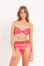 Laden Sie das Bild in den Galerie-Viewer, Model Front: Rio De Sol Set Set Cher Bandeau-Joy Hotpants