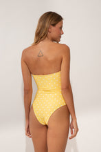 Laden Sie das Bild in den Galerie-Viewer, Model Back: Wednesday In Hawaii By Rio De Sol Badeanzug Kiko-Lilikoi Aloha