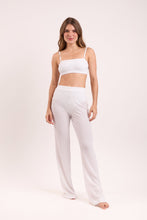 Laden Sie das Bild in den Galerie-Viewer, Model Front: Rio De Sol Strandhosen Memphis-White Pants Lana
