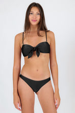 Laden Sie das Bild in den Galerie-Viewer, Model Front: Rio De Sol Set Set Shimmer-Black Bandeau-No Essential
