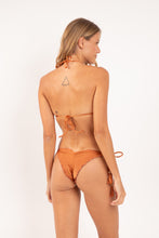 Laden Sie das Bild in den Galerie-Viewer, Model Back: Rio De Sol Oberteil Top Shimmer-Nocciola Frufru