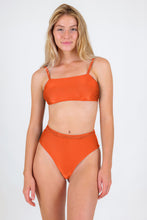 Laden Sie das Bild in den Galerie-Viewer, Model Front: Rio De Sol Unterteil Bottom Paprica Hotpants