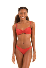 Laden Sie das Bild in den Galerie-Viewer, Model Front: Rio De Sol Set Set Malibu-Chili Bandeau-Duo Essential