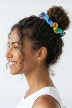 Laden Sie das Bild in den Galerie-Viewer, Model Front: Rio De Sol Haar-Accessoires Fusion Scrunchie