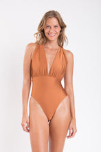 Laden Sie das Bild in den Galerie-Viewer, Model Front: Rio De Sol Badeanzug Nocciola Riviera