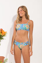 Laden Sie das Bild in den Galerie-Viewer, Model Front: Rio De Sol Set Set Treetop Bandeau-Reto Madrid