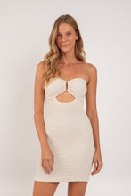 Laden Sie das Bild in den Galerie-Viewer, Model Front: Rio De Sol Mini Dress Brisa-Offwhite Sara Dress