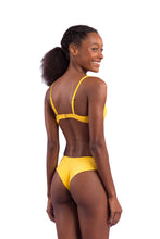 Laden Sie das Bild in den Galerie-Viewer, Model Back: Rio De Sol Set Set Malibu-Yellow Balconet Ciao