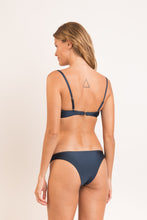 Laden Sie das Bild in den Galerie-Viewer, Model Back: Rio De Sol Set Set Shark Bandeau-Joy Essential
