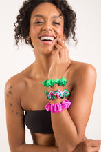 Laden Sie das Bild in den Galerie-Viewer, Image 04: Rio De Sol Haar-Accessoires Dots-Energy Scrunchie