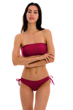 Laden Sie das Bild in den Galerie-Viewer, Model Front: Rio De Sol Set Set Uv-Desejo Bandeau-Reto Madrid