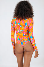 Laden Sie das Bild in den Galerie-Viewer, Model Back: Rio De Sol Oberteil Top Orange-Bloom Rash-Guard