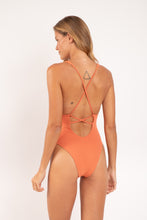 Laden Sie das Bild in den Galerie-Viewer, Model Back: Rio De Sol Badeanzug Sand-Argila Sunny