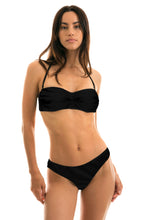 Laden Sie das Bild in den Galerie-Viewer, Model Front: Rio De Sol Oberteil Top Preto Bandeau-Pli