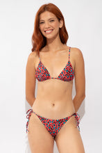 Laden Sie das Bild in den Galerie-Viewer, Model Front: Rio De Sol Unterteil Bottom Coral-Feline Ibiza-Comfy