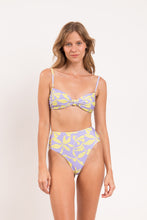 Laden Sie das Bild in den Galerie-Viewer, Model Front: Rio De Sol Set Set Glow Bandeau-Joy Hotpants