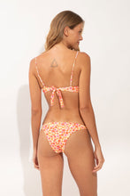 Laden Sie das Bild in den Galerie-Viewer, Model Back: Rio De Sol Oberteil Top Ditsy-Butter Juliette