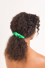 Laden Sie das Bild in den Galerie-Viewer, Model Front: Rio De Sol Haar-Accessoires Dots-Energy Scrunchie