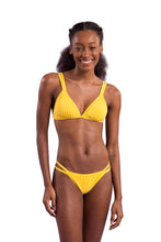 Laden Sie das Bild in den Galerie-Viewer, Model Front: Rio De Sol Set Set Malibu-Yellow Tri-Duo Mini-Duo