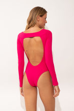 Laden Sie das Bild in den Galerie-Viewer, Model Back: Wednesday In Hawaii By Rio De Sol Badeanzug Guava Surf