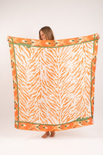 Laden Sie das Bild in den Galerie-Viewer, Model Front: Rio De Sol Pareo Sahari Canga