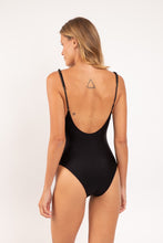 Laden Sie das Bild in den Galerie-Viewer, Model Back: Rio De Sol Badeanzug Shimmer-Black Hype-Noa