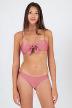 Laden Sie das Bild in den Galerie-Viewer, Model Front: Rio De Sol Oberteil Top Shimmer-Confetti Bandeau-Knot