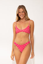 Laden Sie das Bild in den Galerie-Viewer, Model Front: Wednesday In Hawaii By Rio De Sol Oberteil Top Kiko-Guava Hana