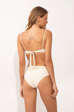Laden Sie das Bild in den Galerie-Viewer, Model Back: Rio De Sol Set Set Malibu-Natural Zaya Amy