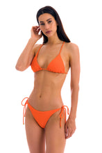 Laden Sie das Bild in den Galerie-Viewer, Model Front: Rio De Sol Oberteil Top St-Tpz-Tangerina Tri-Inv