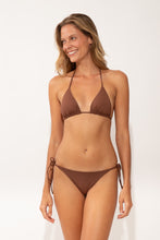 Laden Sie das Bild in den Galerie-Viewer, Model Front: Wednesday In Hawaii By Rio De Sol Set Set Coco Kauai Kaleia