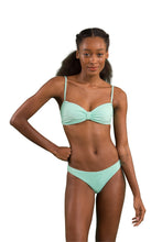 Laden Sie das Bild in den Galerie-Viewer, Model Front: Rio De Sol Set Set Malibu-Menta Bandeau-Duo Essential