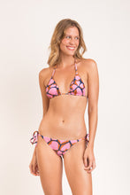 Laden Sie das Bild in den Galerie-Viewer, Model Front: Rio De Sol Set Set Amore-Pink Tri-Inv Lacinho