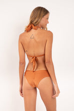 Laden Sie das Bild in den Galerie-Viewer, Model Back: Rio De Sol Oberteil Top Shimmer-Nocciola Mel