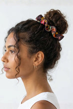 Laden Sie das Bild in den Galerie-Viewer, Model Front: Rio De Sol Haar-Accessoires Fiore Scrunchie