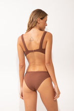 Laden Sie das Bild in den Galerie-Viewer, Model Back: Rio De Sol Set Set Sand-Cappuccino Mary Essential-Comfy