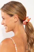 Laden Sie das Bild in den Galerie-Viewer, Model Front: Rio De Sol Haar-Accessoires Ditsy-Butter Scrunchie