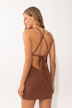 Laden Sie das Bild in den Galerie-Viewer, Model Back: Rio De Sol Mini Dress Sand-Cappuccino Talia Dress