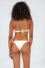 Laden Sie das Bild in den Galerie-Viewer, Model Back: Rio De Sol Oberteil Top Off-White Twist
