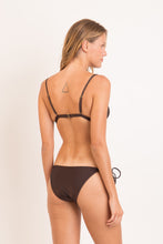 Laden Sie das Bild in den Galerie-Viewer, Model Back: Rio De Sol Set Set Shimmer-Coffee Tri-Fixo Ibiza-Comfy