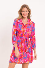 Laden Sie das Bild in den Galerie-Viewer, Model Front: Rio De Sol Hemdblusenkleid Flavors Chemise