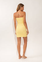 Laden Sie das Bild in den Galerie-Viewer, Model Back: Rio De Sol Mini Dress Drift-Butterglow Sara Dress