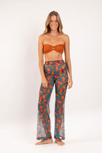 Laden Sie das Bild in den Galerie-Viewer, Model Front: Rio De Sol Strandhosen Luma Pants Lana