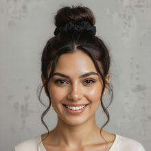 Laden Sie das Bild in den Galerie-Viewer, Model Front: Rio De Sol Haar-Accessoires Icon-Nero Scrunchie