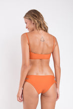 Laden Sie das Bild in den Galerie-Viewer, Model Back: Rio De Sol Set Set Ocre Bandeau-Reto Madrid