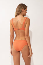 Laden Sie das Bild in den Galerie-Viewer, Model Back: Rio De Sol Set Set Sand-Argila Mary Essential-Comfy