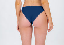 Laden Sie das Bild in den Galerie-Viewer, Model Back: Rio De Sol Unterteil Bottom Navy Essential-Comfy